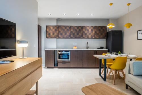 une cuisine et un salon avec une table et un canapé dans l'établissement Downtown Cannes Apartment with Garden, à Cannes