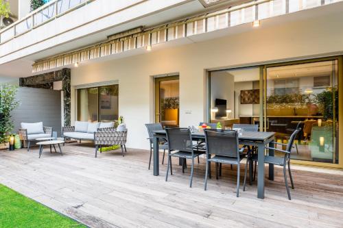 une terrasse avec une table à manger et des chaises dans l'établissement Downtown Cannes Apartment with Garden, à Cannes