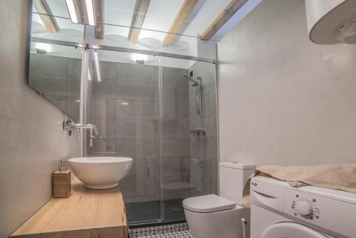 une salle de bain avec une douche en verre et des toilettes dans l'établissement Welcomy Born, à Barcelone