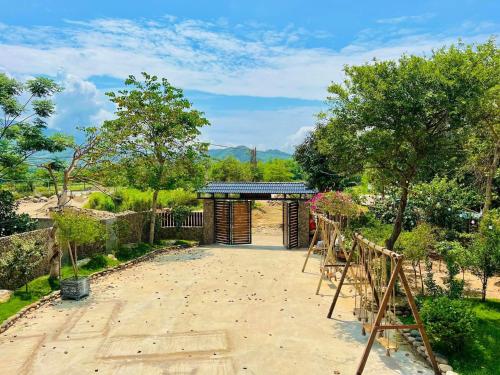 Nam Nam Homestay في Bản Cong Na: حديقة فيها كوخ وشجر