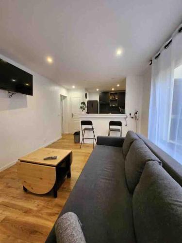 un salon avec un canapé et une table dans l'établissement Superbe appartement à 8 minutes de la nation., à Paris