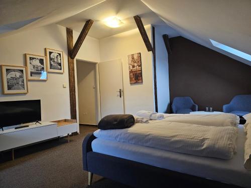 sypialnia z 2 łóżkami i telewizorem z płaskim ekranem w obiekcie Hotel Bílá Paní w mieście Jindrichuv Hradec