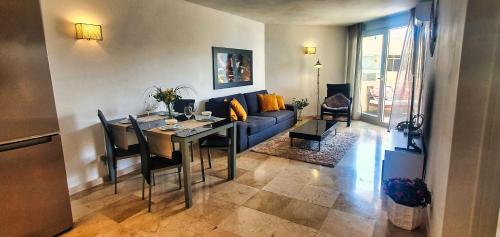 Marbella 2000. Spacious Apartment on the Promenade.