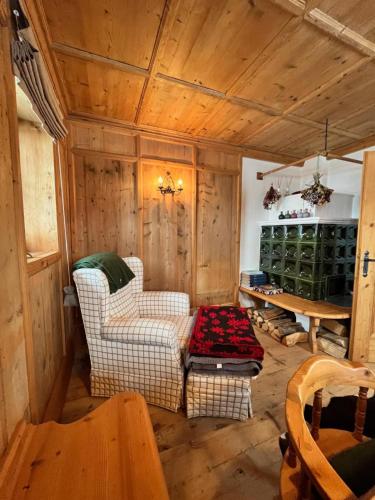 uma sala de estar com duas cadeiras e uma mesa em Chalet Nestwärme em Reith bei Kitzbühel