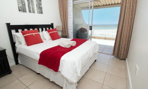 Schlafzimmer mit einem großen Bett und Meerblick in der Unterkunft 6 Bronze Bay Umhlanga Rocks in Durban