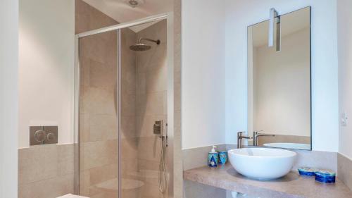 een badkamer met een douche, een wastafel en een witte kom bij VILLA GIOIA 8, Emma Villas in Sanremo