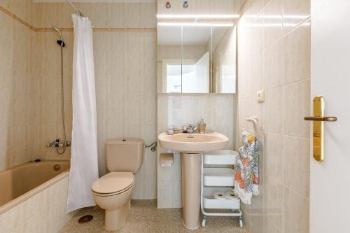 托雷德爾馬爾的住宿－A&N Ribeiro，浴室配有卫生间、盥洗盆和浴缸。