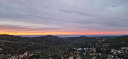 una vista de las montañas con una puesta de sol en el fondo en Villa Contenta Canyelles, en Canyelles