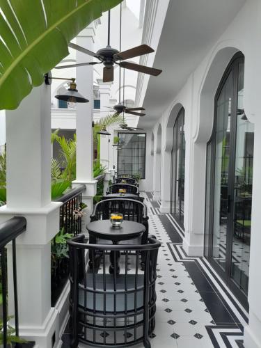 Paul Chabot Hotel في هاي فونج: ممر داخلي لمبنى به بلاط اسود وابيض