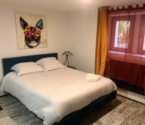 een slaapkamer met een bed met een hondenmasker aan de muur bij Sainte Cécile 5 - T3 élégant, limineux et central in Vichy