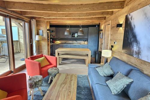 - un salon avec un canapé bleu et des fauteuils rouges dans l'établissement Chalet soleil terrasses vue serrechevalierholidays, au Monêtier-les-Bains