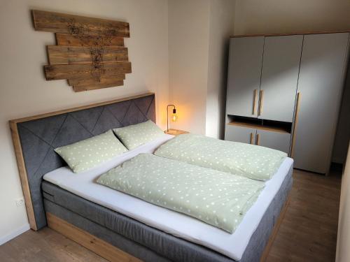 - une chambre avec un grand lit dans l'établissement Wohnung unterm Burghalder - Direkt am Waldrand, à Hauenstein