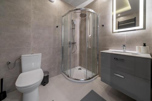 a bathroom with a shower and a toilet and a sink at RentPlanet - Apartamenty Zakopiańskie in Zakopane