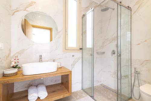 普拉諾斯的住宿－Villa Mavra，一间带水槽和淋浴的浴室