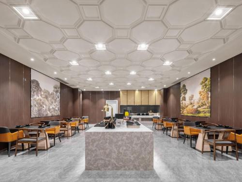 a rendering of a dining room with tables and chairs at Vienna International Hotel Xiamen Tong'an Industrial Concentration Area in Tong'an