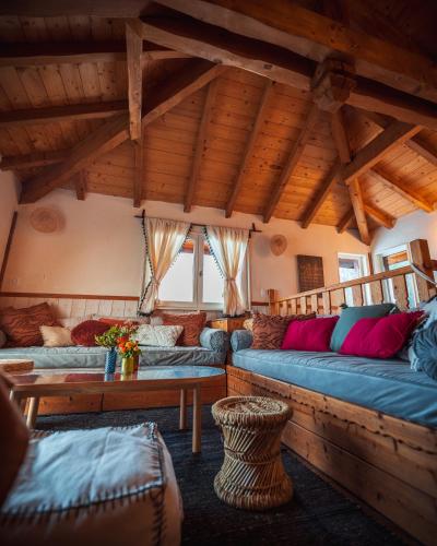 un grand salon avec des canapés et une table dans l'établissement Home - Retour aux sources, à Le Ménil