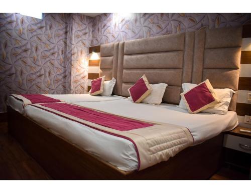 una camera da letto con un grande letto con cuscini di Hotel Sita Niwas Since 1965, Amritsar ad Amritsar