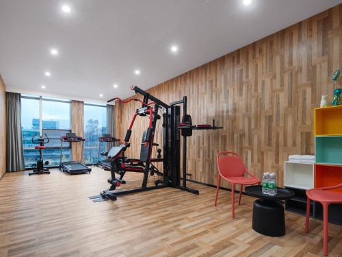 Fitness centrum a/nebo fitness zařízení v ubytování Park Inn by Radisson Hanzhong Central Square & High speed rail station