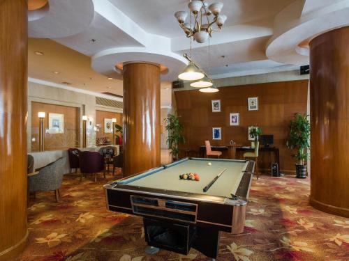 上海市にあるPark Inn by Radisson Shanghai Downtownのビリヤードルーム(ビリヤード台付)