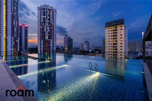 Chambers Residence Kuala Lumpur by Roam في كوالالمبور: مسبح على سطح مبنى