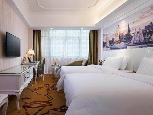大橋鎮的住宿－维也纳国际浙江奉化中山路酒店，酒店客房配有两张床和一张书桌