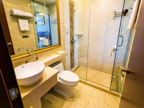 uma casa de banho com um lavatório, um WC e um chuveiro em Vienna International Hotel Shanghai Hongqiao International Exhibition Center Aite Road em Jiading