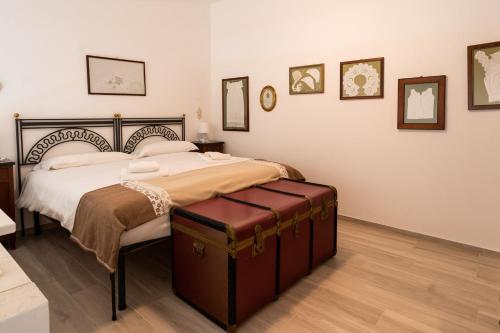 een slaapkamer met een groot bed en wat foto's aan de muur bij Casa Mameli by Wonderful Italy in Conversano