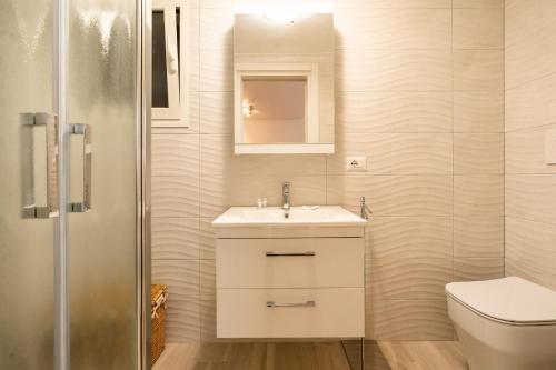 een badkamer met een wastafel en een toilet bij Casa Mameli by Wonderful Italy in Conversano