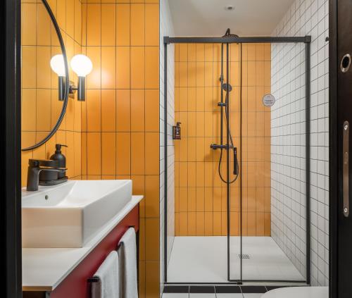 une salle de bain avec douche et lavabo dans l'établissement BYPILLOW Crosstown, à Madrid