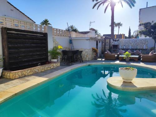 una piscina en un patio con una casa en EXCLUSIVO CON PISCINA PRIVADA, BARBACOA Y LAS MEJORES PLAYAS A 500 Metros, en Marbella