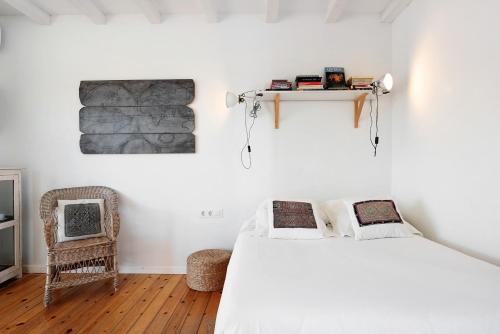 una camera con due letti e una mensola sul muro di Varadero Beach Penthouse a Los Caños de Meca