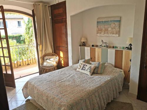 Ліжко або ліжка в номері GASABRA Villa avec piscine au Domaine de Font Mourier à 5km de Saint Tropez pour 6 personnes