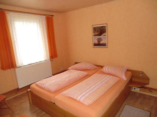 Postel nebo postele na pokoji v ubytování Appartementhof Fastnacht am See