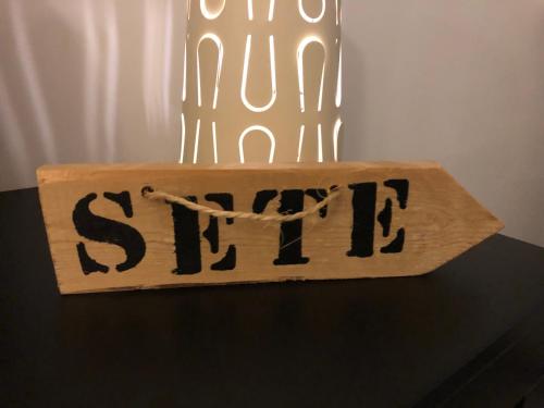 a sign that says stop sitting on a table at Superbe appartement sur quai centre ville in Sète