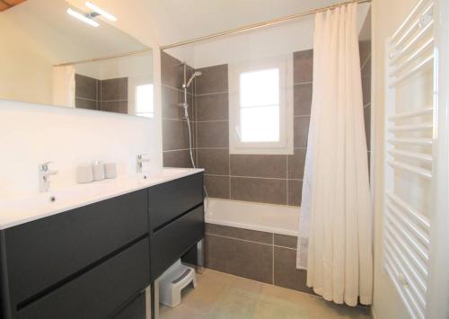 une salle de bain avec un lavabo et un miroir dans l'établissement Gridelaide32 - Villa avec piscine privée à quelques pas de la mer à Grimaud dans le Golfe de St Tropez, à Grimaud