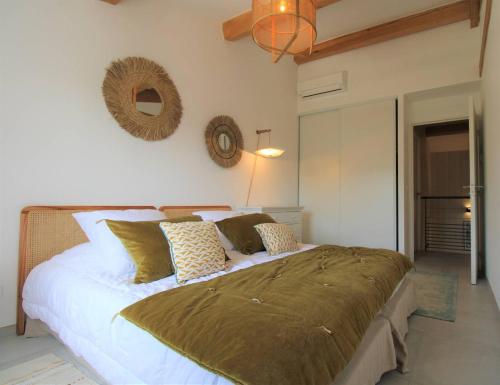 Postel nebo postele na pokoji v ubytování GRIDELAIDE 32 - Golfe de Saint-Tropez - Villa T5 avec piscine privée à 300 m de la mer