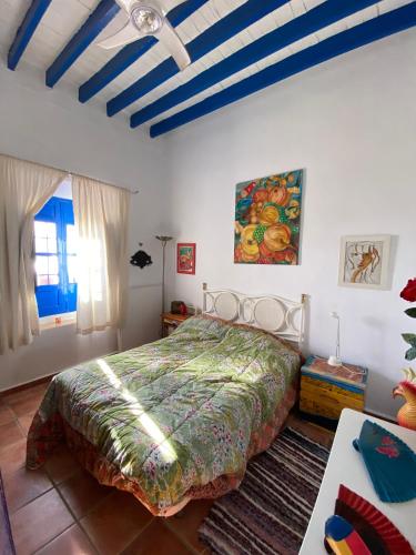1 dormitorio con 1 cama y techo azul en Casa en Alcazaba, en Almería