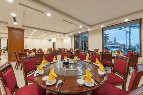 una grande sala conferenze con un grande tavolo e sedie di Sapa Convention Center (Green Forest Hotel) a Sa Pa