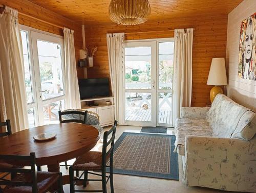 - un salon avec une table et un canapé dans l'établissement GASPRO16 - Golfe de Saint-Tropez - Chalet californien climatisé, à Gassin