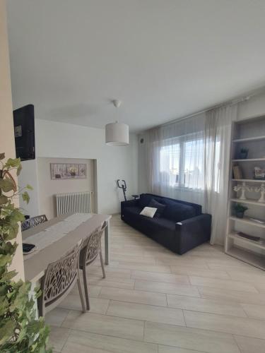 a living room with a black couch and a table at Residence Eucalyptus Suite 2 casa indipendente in Sanremo