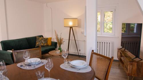 a living room with a table and chairs and a couch at Kavaliershaus neben Schloss Rauenstein 