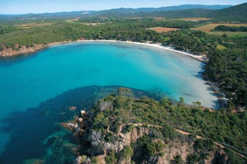 uma vista aérea de uma praia junto ao oceano em GASMED41 Golfe de Saint-Tropez - Chalet californien 3 chambres pour 8 personnes em Gassin