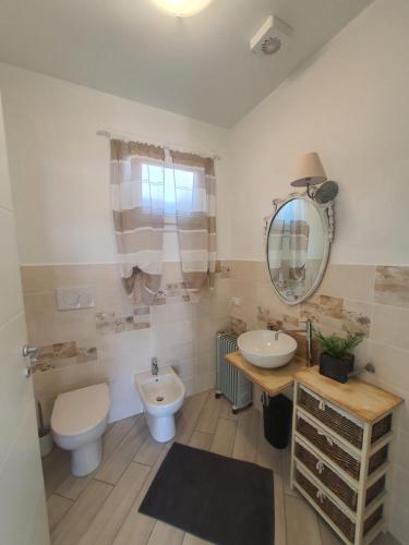 a bathroom with a toilet and a sink and a mirror at Residence Eucalyptus Suite 2 casa indipendente in Sanremo