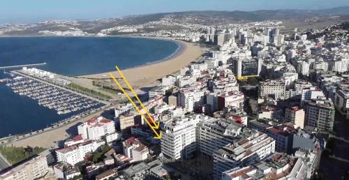 - une vue aérienne sur une ville et une plage dans l'établissement SAMYAflat, à Tanger