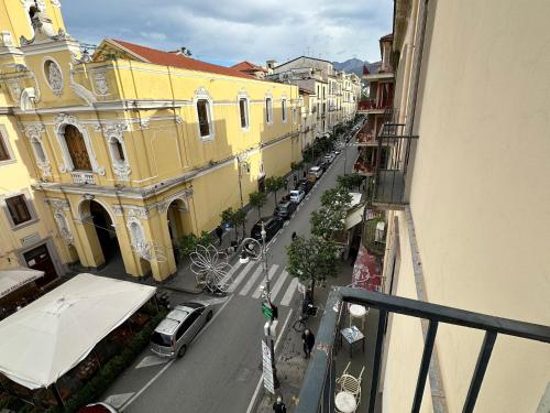 uma vista para uma rua da cidade com carros e edifícios em Angel's Home em Sorrento