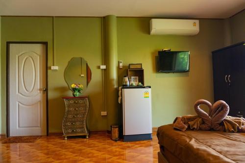 a room with a room with a refrigerator and a mirror at Kwainoy Riverpark in Sai Yok