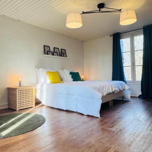 - une chambre avec un grand lit blanc et des oreillers jaunes dans l'établissement Havre de paix avec vue panoramique, à Urval