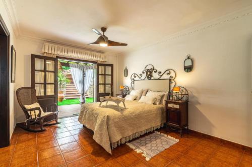 um quarto com uma cama e uma ventoinha de tecto em Villa Aurora with Heated Pool em La Cisnera