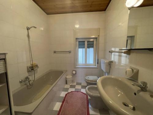 ein Badezimmer mit einer Badewanne, einem WC und einem Waschbecken in der Unterkunft villa modica casteltermini in Casteltermini