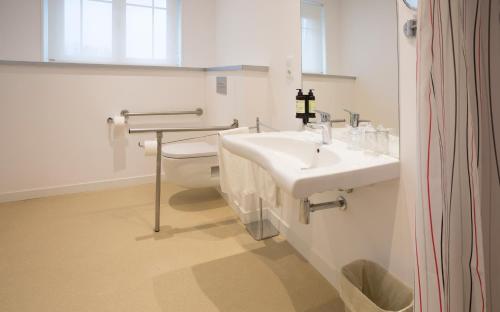 薩里亞的住宿－Hotel Roma，白色的浴室设有水槽和卫生间。